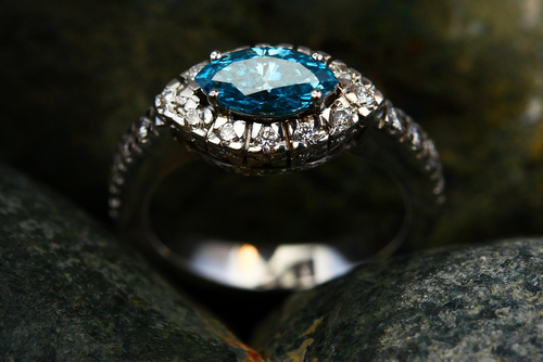Glamor & Elegan! Pesona Blue Sapphire ala Bunda Maia Estianty